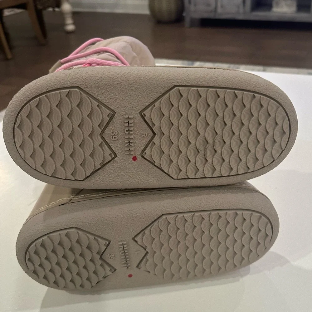 Women’s Winter Snow Boots in Taupe with Pink Laces